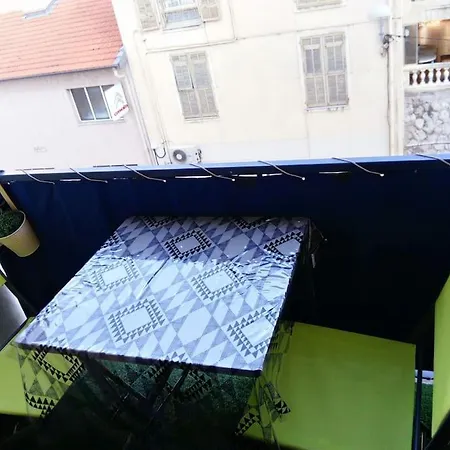 Avec Balcon A 7 Min Du Port Et De Garibaldi *